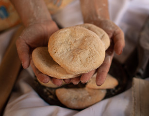 manos de mujer mostrando pan casero recién elaborado