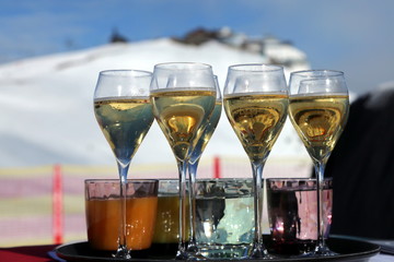 Getränke am Berg präsentiert.