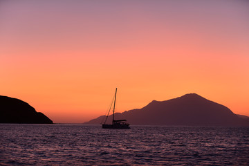 Barca in rada all'alba