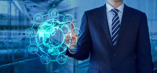 MaaS-移動手段サービスを指し示す30代男性ビジネスマン