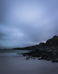 Fototapeta na wymiar larga exposición en amanecer, rocas y playa