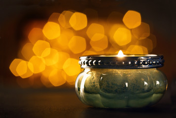 ein Teelicht in einer kleinen Schale aus Keramik