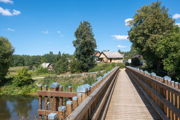 Fototapeta na wymiar Holzbrücke über den Fluss Ūla in Žiūrai im Nationalpark Dzūkija in Litauen