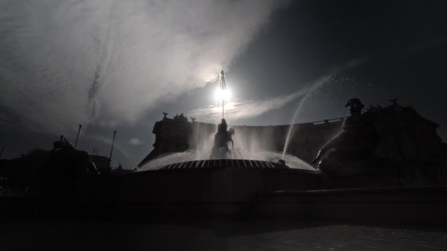 Roma, Italia. Piazza Esedra fontana delle Naiadi. Controluce.