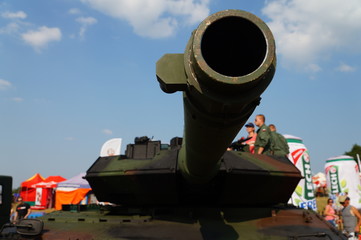 Lufa czołgu na pokazach sprzętu wojskowego - obrazy, fototapety, plakaty