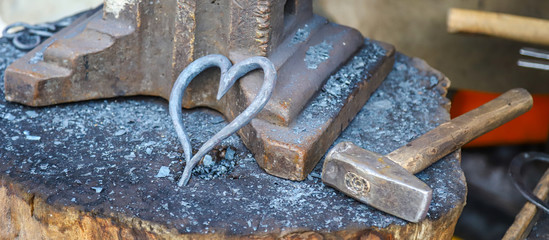 Eisen schmieden im Feuer