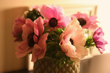 Bouquet di romantici anemoni rosa in vaso, dettaglio