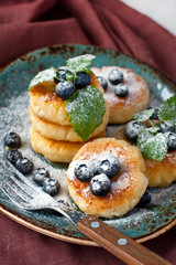 Cottage cheese pancakes with berries and sugar powder