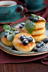 Cottage cheese pancakes with berries and sugar powder