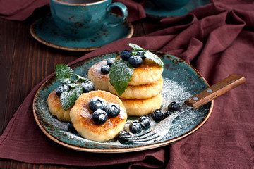 Cottage cheese pancakes with berries and sugar powder