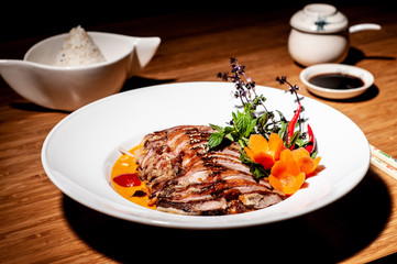 Filet auf einem Teller auf einem Tisch