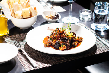 Ragout mit Oliven und Brot