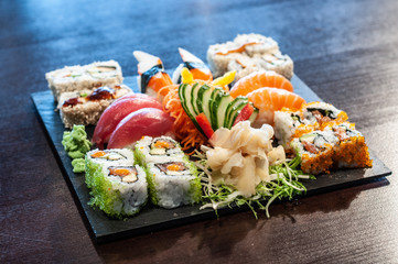 Verschiedene Sushi auf einem Teller auf einem Tisch