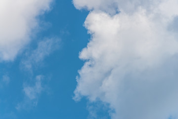 Naklejka na ściany i meble Wolken am Himmel die wie Gesichter aussehen (Pareidolie)