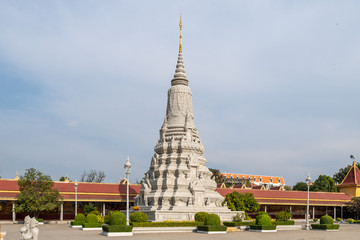 Fototapeta premium Stupa im Tempel des Smaragd-Kristall-Buddha in Phnom Penh