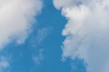 Fototapeta na wymiar Wolken am Himmel die wie Gesichter aussehen (Pareidolie)