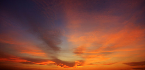 Panoramiczny zachód słońca niebo z kolorowymi chmurami