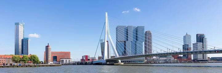 Papier Peint photo Rotterdam Pont Erasmus et horizon du quartier de Kop Van Zuid à Rotterdam, Pays-Bas