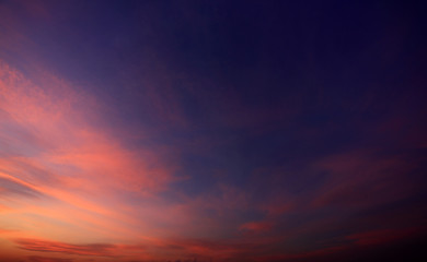 Panoramiczny zachód słońca niebo z kolorowymi chmurami - obrazy, fototapety, plakaty