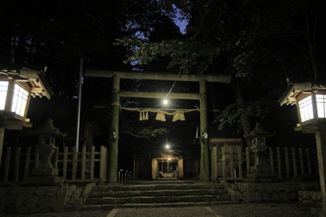 天岩戸神社 東本宮 拝殿と鳥居 (宮崎) (夜景)