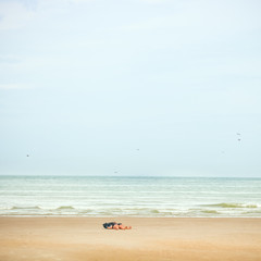 Fototapeta na wymiar allongée sur la plage
