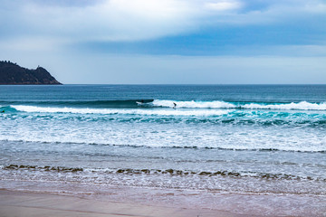 olas en la playa de Zarautz con vistas al raton de Getaria