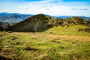 Fototapeta na wymiar Paisajes en la subida al monte Adarra del País Vasco