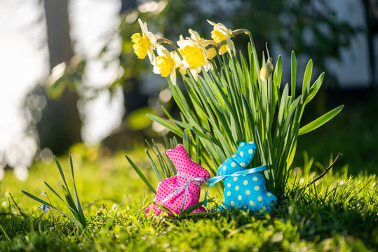 osternest unter blumen 