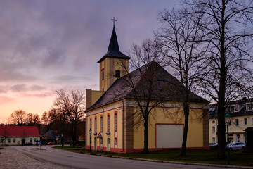 Sonnenuntergang hinter der denkmalgeschützten Dorfkirche Märkisch Buchholz, Blick von Osten
