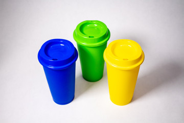 Tres vasos de colores