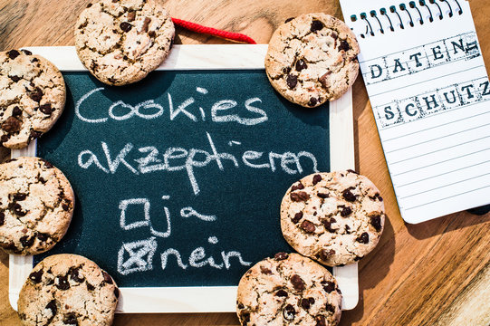 Cookies mit einem Tablet zur Verdeutlichung von Cookie Bannern für Websites mit auf deutsch Cookies akzeptieren ja nein Datenschutz in englisch Cookies acceepted yes no Privacy