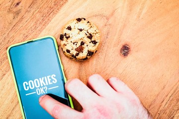 Cookies mit einem Tablet zur Verdeutlichung von Cookie Bannern für Websites mit cookies ok?