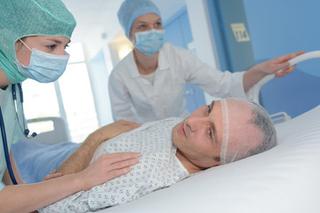 Obraz premium male patient lying in hospital bed recovering after surgery