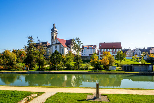 Panorama der Stadt Ehingen mit Stadtgarten, Deutschland 