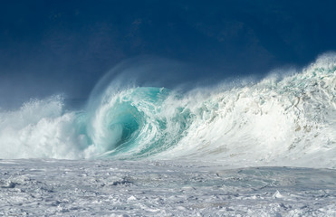 Beautiful breaking Ocean wave on the shore - 318721169