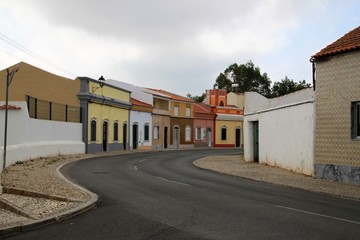Fototapeta na wymiar zakręt w małym miasteczku w Portugalii