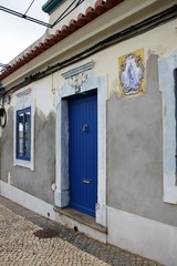 Niebieskie drzwi w starym domku w Portugalii