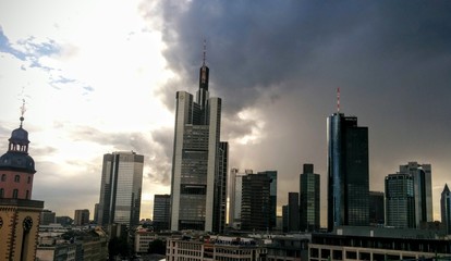 Fototapeta na wymiar Frankfurt am Main (Ffm) Skyline (Bankentürme) mit großen Wolkengebilde vor Gewitter