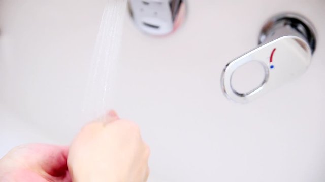 感染の予防対策のため、水と石鹸で手を洗う。洗面所で手を洗う。COVID-19や風邪、ウイルス対策。