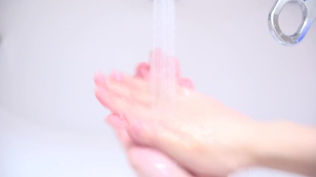 感染の予防対策のため、水と石鹸で手を洗う。洗面所で手を洗う。COVID-19や風邪、ウイルス対策。