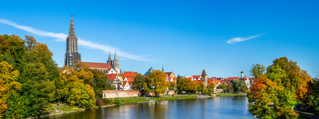 Panorama der Stadt Ulm mit Münster und Donauwiesen, Baden-Württemberg, Deutschland  - obrazy, fototapety, plakaty