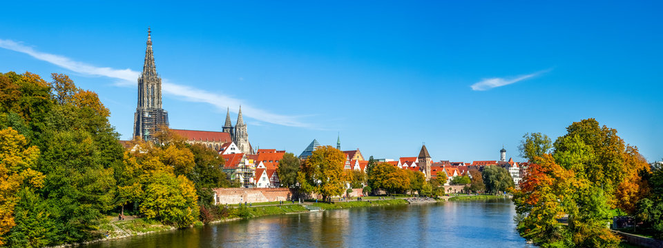 Panorama der Stadt Ulm mit M&uuml;nster und Donauwiesen, Baden-W&uuml;rttemberg, Deutschland 