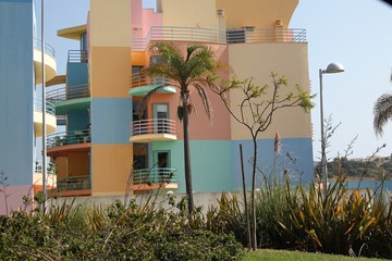kolorowy blok mieszkalny,na wybrzeżu-Portugalia - obrazy, fototapety, plakaty