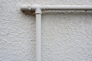 白い壁と配管