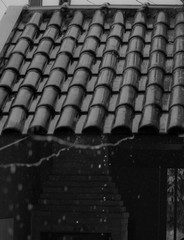 chuva molhando o telhado da casa