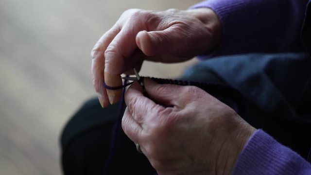 編み物をするシニア女性の動画