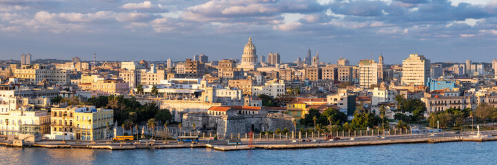 Fototapeta na wymiar Panoramic view of Havana at sunrise
