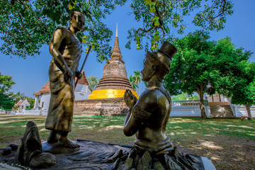 Obraz premium Wat Traphang Thong-Sukhothai: 18 December 2019, atmosphere of religious tourist location in the middle of the water, tourists always come to make merit during holidays in the Old Town area, Thailand.
