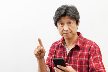 スマホを見て指を立てる男性