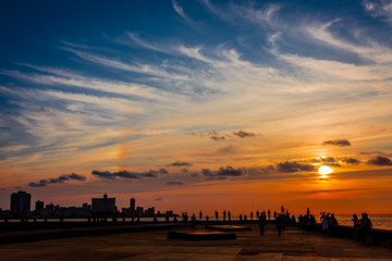 Obraz premium Habana, cuba. La vida al rededor del malecón de la habana, turistas, pescadores y ciudadanos cubanos en el atardecer de la ciudad mas bella del caribe.